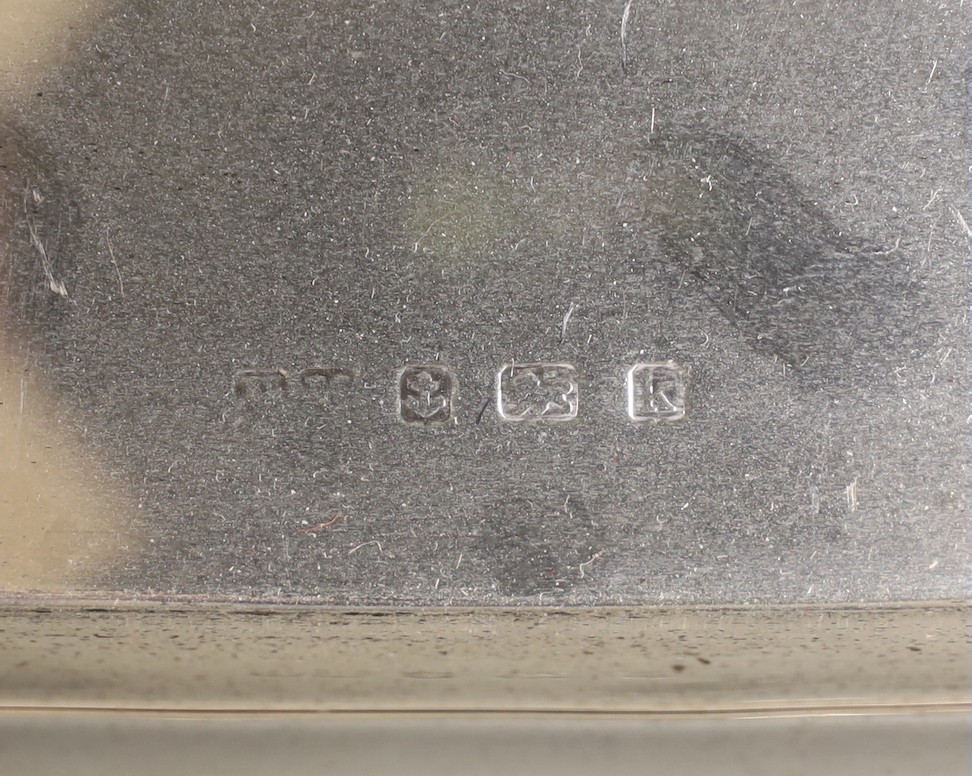 An Edwardian silver rectangular dressing table tray, Henry Matthews, Birmingham 1909, 22.8cm, 12.5oz.